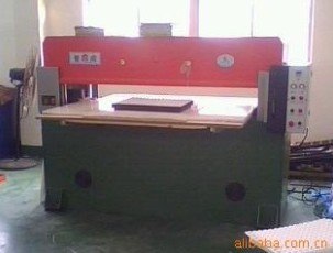 供应工艺品生产辅助设备（裁断机）