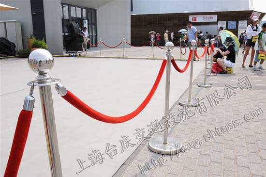 供应不锈钢伸缩围栏 黑色伸缩围栏 金色伸缩围栏