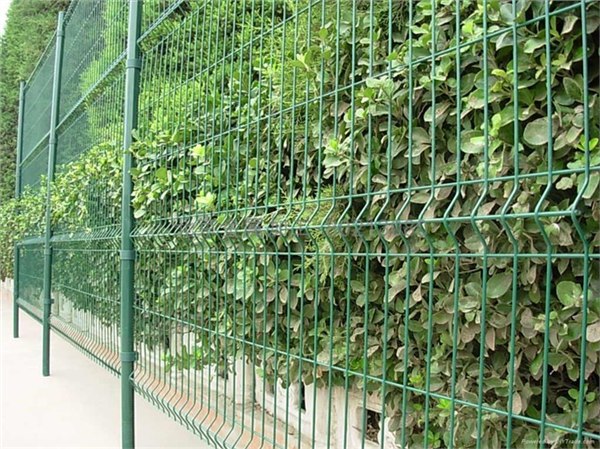 供应铁路护栏网，机场护栏网，框架护栏网，三角折弯护栏网，双边丝护栏网，体育场