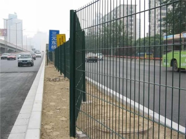 供应高速公路护栏网，铁路隔离栅，道路防护网-超翔