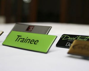 供应专业定制铝合金胸牌不锈钢胸牌酒店胸牌