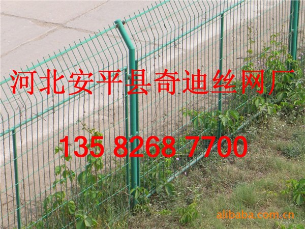 供应焊接网片高速公路隔离网高速公路隔离栅.