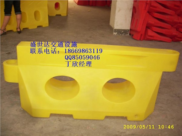 供应专家推荐济南滚塑水马公路水马水马路障隔离墩