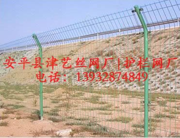 供应护栏网，公路护栏网,围墙护栏网,高速公路护栏网,机场护栏网,场地护栏网,