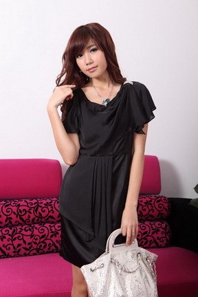供应2012服装加盟首选依霓服装免费加盟100%稳赚