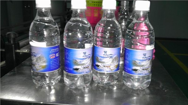 新疆独特天然苏打水  