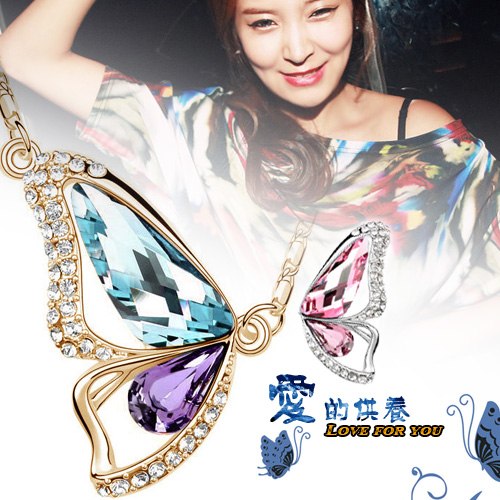 供应圣诞节创意礼物定做批发翩翩蝴蝶镂空水晶吊坠项链