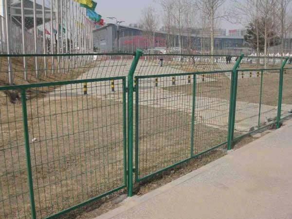 框架焊接隔离栅厂家，铁路护栏网，厂区护栏网