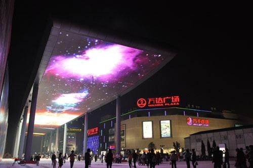 俊横伟业制作广场上的LED显示屏色温性能好