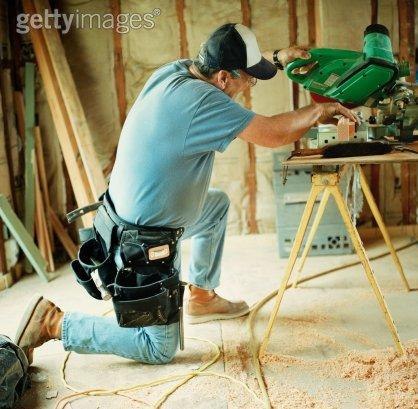 建筑工木工加拿大待遇 月收入2万雇主提供住宿另餐补3000元