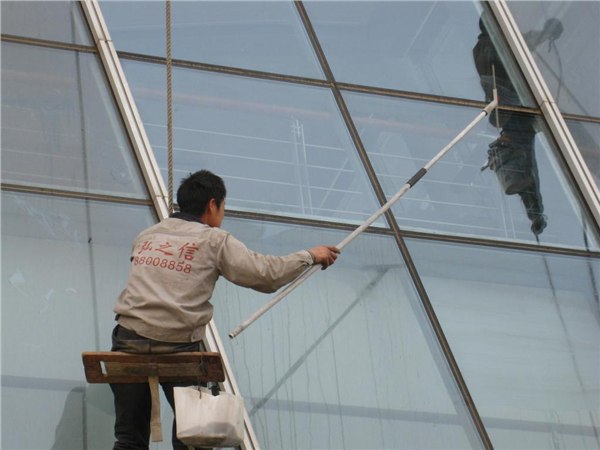 青岛清洗公司：擦玻璃、清洗门头、高空外墙清洗、广告牌清洗
