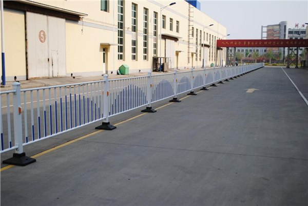 生产加工公路护栏带蓝色反光条的公路护栏价格最优惠的公路护栏