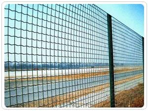 厂家直销包塑（PVC）铁丝公路安全防护围栏网 护栏网 防护网