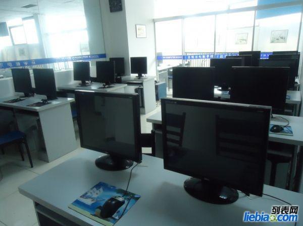重庆会计实战做账培训，选择因特尔电脑学校没错
