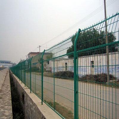 加工定做各种规格高速护栏网 铁路护栏网 浸塑护栏网