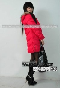 供应厂家年末狂欢大酬宾便宜羽绒服加厚打底衫等超低价放送