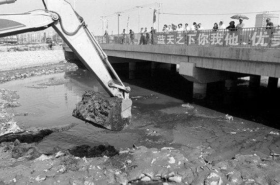 供应苏州吴中区池塘河道污泥处理公司挖掘机清理污泥