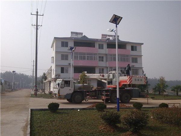 供应新疆乌鲁木齐阿克苏和田喀什新农村建设用太阳能路灯