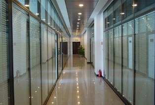 供应新式玻璃百叶窗遮阳系统（办公室隔断）