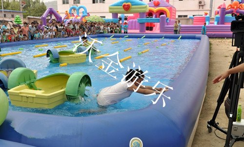 伏天嬉水移动充气游泳池全家大小一起HIGH