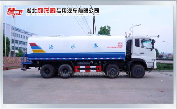 供应国外友人来我公司考察洒水车、油罐车等专用车生产情况