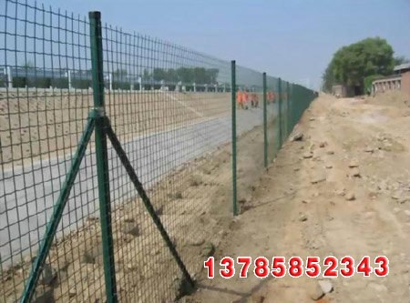 厂家供应  PVC涂塑波浪形护栏网|养殖用护栏网|机场护栏网