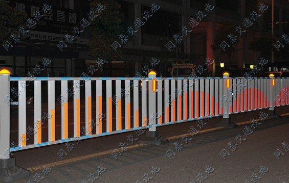 道路防护栏厂家批发，道路防护栏图片
