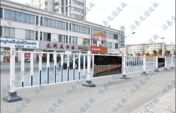道路防护栏生产厂家，道路防护栏质量