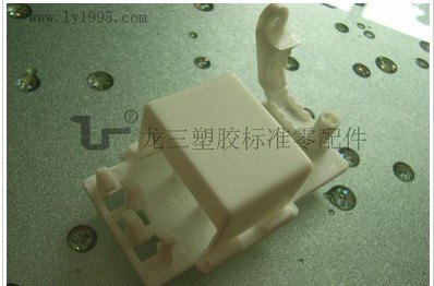不用问了东莞生产032端子台接线盒最好的厂家是龙三塑胶标准零配件厂