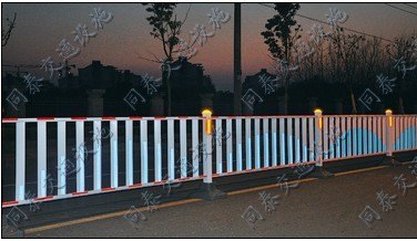 道路防护栏生产厂家，道路防护栏出售