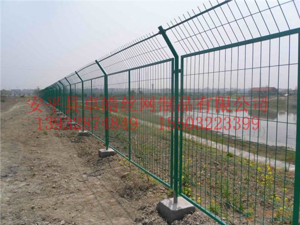 护栏网，公路护栏网,机场护栏网,小区护栏网,厂区围墙网