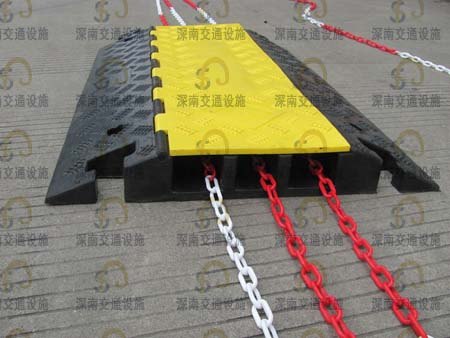 线槽板厂家生产图片 黄黑PVC线槽板厂家 室内PVC线槽板厂家