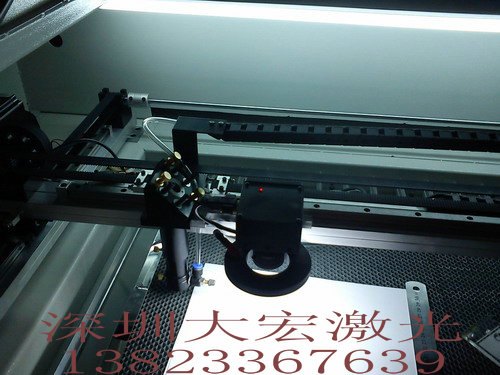 服装帽子LOGO图案切割机 CCD摄像定位激光切割机