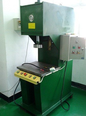 上海63吨单柱液压机_油压机