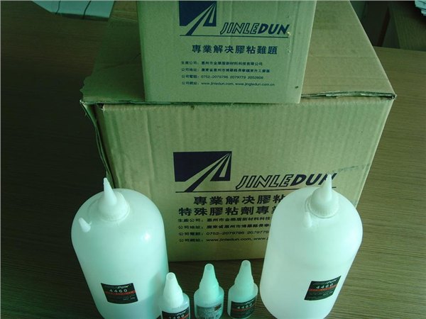 透明、中粘度、无白化、无气味，用于粘接精美物件、装饰品、手饰、宝石、钻