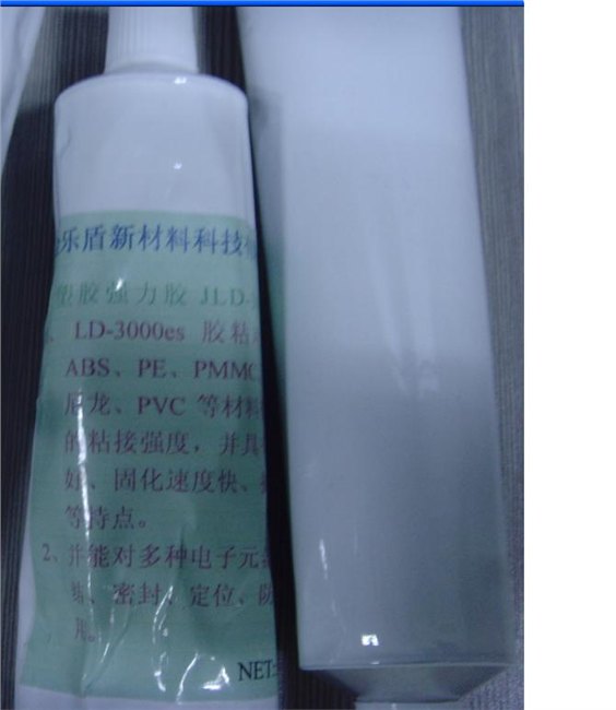 手链上粘水钻用什么胶水？服装配饰用什么胶水？工艺品用什么胶水