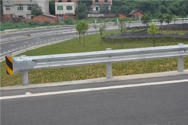 波形护栏市场价多少钱一米？大连凯瑞金属护栏