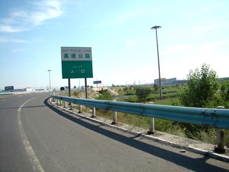 厂家护栏板供应，高速公路防护栏、护栏板价格