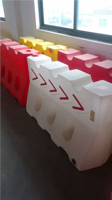 供应滚塑水马，三孔水马，两孔水马