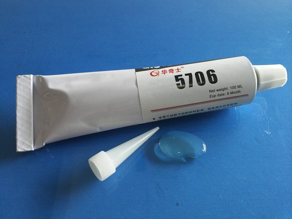 什么胶水可以粘硅胶与玻璃不发白，首选华奇士5706