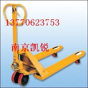 供应各类油压托盘搬运车,磁性材料卡,手推油压拖板车，来选购吧