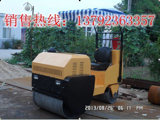 高性能低价位的座驾式振动压路机 5T振动压路机