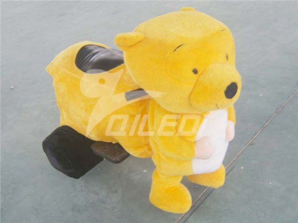 儿童游乐设备碰碰车电瓶车小熊维尼造型毛绒电瓶车