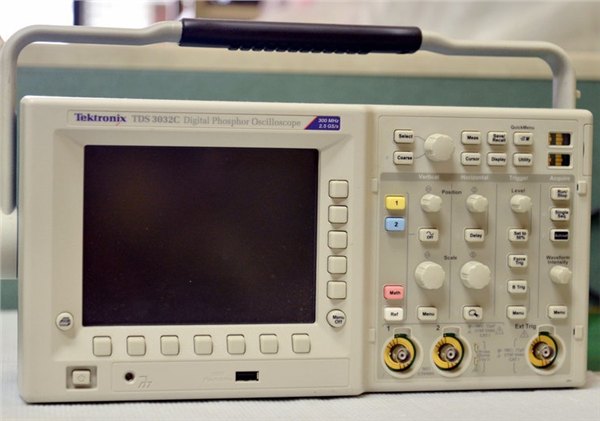 泰克二手数字存储示波器出售TDS3032B出售300M带宽示波器