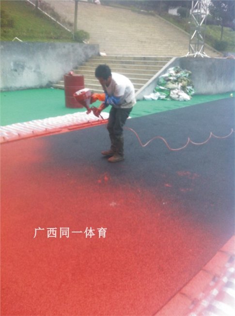 广西塑胶跑道、广西塑胶球场、广西塑胶羽毛球场铺设