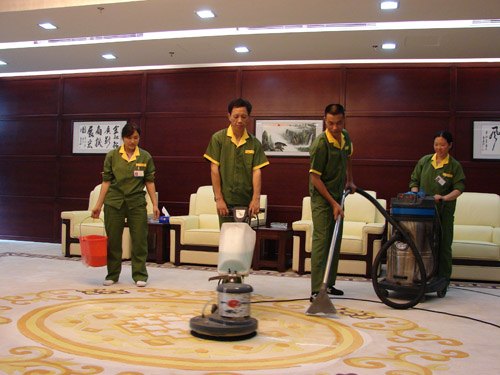 地毯清洗就选济南多得乐保洁服务，专业人员，优秀服