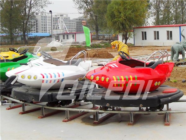 跟踪追击轨道车游乐场最新创意造型追击车游乐设备