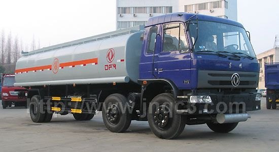 东风小三轴油罐车东风前四后四运油车