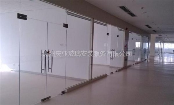 扬州定做安装办公室玻璃隔断、电动感应玻璃门多少钱一平方米【庆亚】