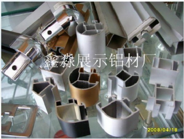 延安精品展柜四棱柱材料，黑色四槽圆柱钛合金铝展柜铝材批发